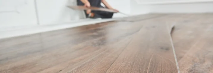 Person verlegt Vinylboden